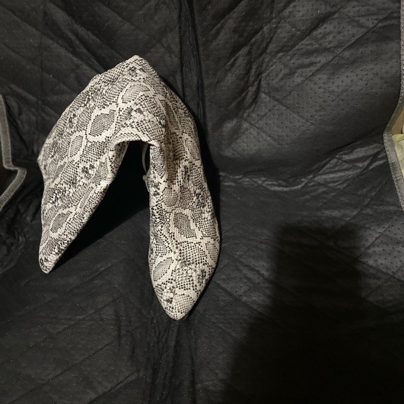 WHITE SNAKESKIN KNEE HIGH BOOTS - Picture 2 of 6